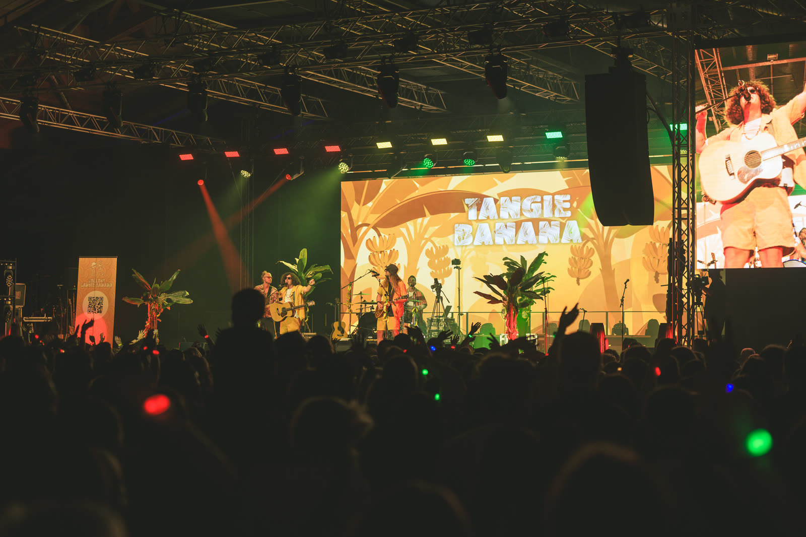 Tangie Banana stage with the palm screen and the audience